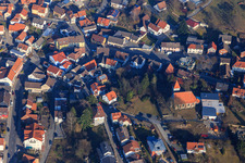 Luftbild von Nibelungenstraße im Dorfzentrum mit Evangelische Kirche im Ortsteil Gadernheim in Lautertal im Bundesland Hessen, Deutschland
