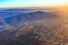 Ortsansicht aus Norden im Hintergrund der Melibokus in Bickenbach im Bundesland Hessen, Deutschland
