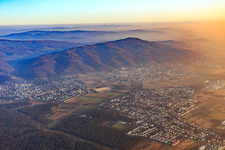 Ortsansicht aus Norden im Hintergrund der Melibokus im Ortsteil Alsbach in Alsbach-Hähnlein im Bundesland Hessen, Deutschland
