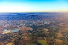 Ortsansicht aus Nordwesten im Hintergrund der Odenwalds mit Melibokus im Ortsteil Sandwiese in Alsbach-Hähnlein im Bundesland Hessen, Deutschland