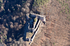 Luftbild von Ruine und Mauerreste der ehemaligen Burganlage und Burg Neuscharfeneck in Ramberg im Bundesland Rheinland-Pfalz, Deutschland