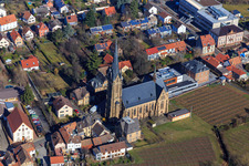 Luftbild von Kath. Kirche St. Ludwig an den innerstädtischen Weinbergen in Edenkoben im Bundesland Rheinland-Pfalz, Deutschland