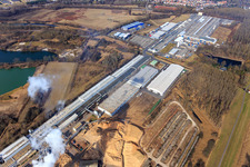Industriegebiet Konrad-Nolte-Straße jenseits des Rhein mit Rheinspan GmbH & Co. KG in Germersheim im Bundesland Rheinland-Pfalz, Deutschland aus der Luft