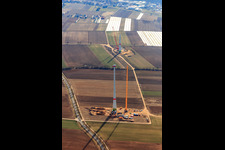 Mast- und Maschinenhausmontage bei einem Windrad des Hatzenbühler Windparks im Bundesland Rheinland-Pfalz, Deutschland