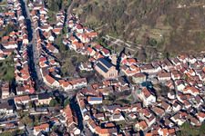 Luftbild von Pfarrkirche Cosmas und Damian im Ortsteil Untergrombach in Bruchsal im Bundesland Baden-Württemberg, Deutschland