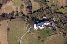 Luftbild von Kirchengebäude der Kapelle Michaelskapelle auf dem Michaelsberg in Bruchsal im Ortsteil Untergrombach im Bundesland Baden-Württemberg, Deutschland
