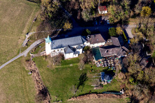 Schrägluftbild von Kirchengebäude der Kapelle Michaelskapelle auf dem Michaelsberg in Bruchsal im Ortsteil Untergrombach im Bundesland Baden-Württemberg, Deutschland