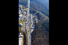 Luftaufnahme von Autobahnraststätten: Tank & Rast Raststätte Bruchsal West und Serways Raststätte Bruchsal Ost an der A5 aus Norden in Forst im Bundesland Baden-Württemberg, Deutschland