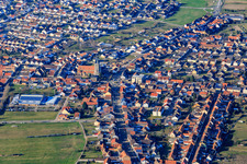 Hauptstraße, St. Remigius und Lußhardthalle in Hambrücken im Bundesland Baden-Württemberg, Deutschland