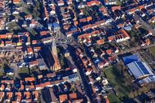 Luftbild von Hauptstraße, St. Remigius und Lußhardthalle von Westen in Hambrücken im Bundesland Baden-Württemberg, Deutschland