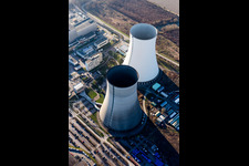 Reaktorblöcke, Kühlturmbauwerke und Anlagen des AKW - KKW Atomkraftwerk - Kernkraftwerk der EnBW Kernkraft GmbH, Kernkraftwerk Philippsburg auf der Rheinschanzinsel in Philippsburg im Bundesland Baden-Württemberg, Deutschland