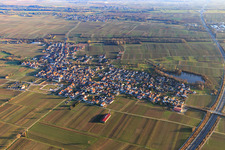 Ortsübersicht mit Schloßweier an der A65 aus Nordwesten in Kirrweiler im Bundesland Rheinland-Pfalz, Deutschland