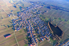 Ortsübersicht mit Schloßweier an der A65 aus Westen in Kirrweiler im Bundesland Rheinland-Pfalz, Deutschland
