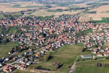 Luftbild von Ortsansicht der Straßen und Häuser der Wohngebiete in Surbourg in Grand Est im Bundesland Bas-Rhin, Frankreich
