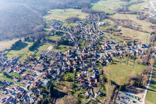 Ortsansicht der Straßen und Häuser der Wohngebiete in Mertzwiller in Grand Est im Bundesland Bas-Rhin, Frankreich