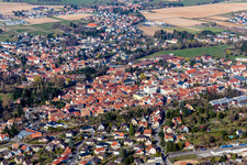 Ortsansicht der Straßen und Häuser der Wohngebiete in Pfaffenhoffen in Grand Est in Val-de-Moder im Bundesland Bas-Rhin, Frankreich