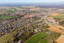 Luftbild von Ortsansicht der Straßen und Häuser der Wohngebiete in Pfaffenhoffen in Grand Est in Val-de-Moder im Bundesland Bas-Rhin, Frankreich