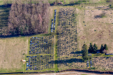 Schrägluftbild von Grabreihen auf dem Gelände des Friedhofes in Ettendorf in Grand Est im Bundesland Bas-Rhin, Frankreich