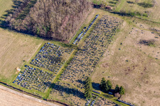 Grabreihen auf dem Gelände des Friedhofes in Ettendorf in Grand Est im Bundesland Bas-Rhin, Frankreich von oben gesehen