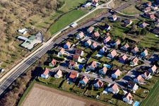 Luftbild von Schienen- Gleis- und Oberleitungsstrang der TGV-Schnellbahnstrecke Strasbourg-Paris im Streckennetz der SNCF durch Ettendorf in Grand Est im Bundesland Bas-Rhin, Frankreich