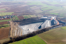 Gelände und Abraum- Flächen des Kies- Tagebau in Lixhausen in Grand Est im Bundesland Bas-Rhin, Frankreich