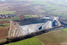 Luftbild von Gelände und Abraum- Flächen des Kies- Tagebau in Lixhausen in Grand Est im Bundesland Bas-Rhin, Frankreich