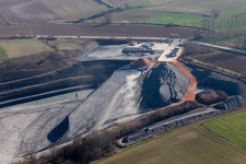 Luftaufnahme von Gelände und Abraum- Flächen des Kies- Tagebau in Lixhausen in Grand Est im Bundesland Bas-Rhin, Frankreich