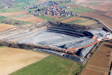 Gelände und Abraum- Flächen des Kies- Tagebau in Lixhausen in Grand Est im Bundesland Bas-Rhin, Frankreich aus der Luft