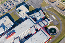 Schrägluftbild von Gebäude und Produktionshallen auf dem Werksgelände SEW-USOCOME usine de Brumath in Bernolsheim in Grand Est in Mommenheim im Bundesland Bas-Rhin, Frankreich