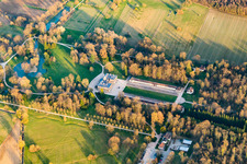 Luftbild von Gebäudekomplex im Schloßpark von Schloß Favorite in Rastatt im Ortsteil Förch im Bundesland Baden-Württemberg, Deutschland
