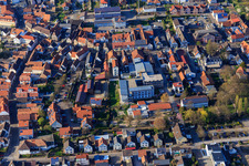 Grundschule Herxheim und Elmar-Weiller-Festhalle Herxheim in Herxheim bei Landau im Bundesland Rheinland-Pfalz, Deutschland