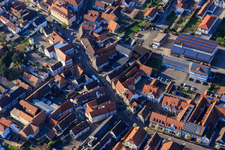 Ob. Hauptstraße mit Verbands- und Gemeindewerke Herxheim und VR Bank Südliche Weinstraße-Wasgau eG Geschäftsstelle Herxheim in Herxheim bei Landau im Bundesland Rheinland-Pfalz, Deutschland