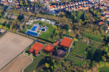 Schwimmpark Bellheim an den Tennisplaätzen und der Tennishalle Bellheim des  Tennis-Club Grün Weiss Bellheim e.V im Bundesland Rheinland-Pfalz, Deutschland