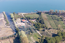 Schrägluftbild von Caserma di Canal Muro im Bundesland Friaul-Julisch Venetien, Italien