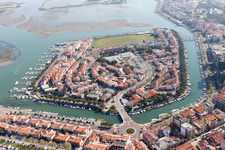 Drohnenbild von Grado im Bundesland Gorizia, Italien