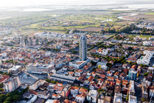 Stadtansicht vom Innenstadtbereich in Lido di Jesolo in Venetien im Bundesland Metropolitanstadt Venedig, Italien