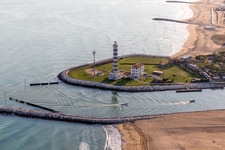 Luftbild von Leuchtturm als historisches Seefahrtszeichen im Küstenbereich der Adria in Lido di Jesolo in Venetien im Bundesland Metropolitanstadt Venedig, Italien
