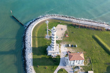 Schrägluftbild von Leuchtturm als historisches Seefahrtszeichen im Küstenbereich der Adria in Lido di Jesolo in Venetien im Bundesland Metropolitanstadt Venedig, Italien