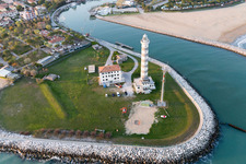 Leuchtturm als historisches Seefahrtszeichen im Küstenbereich der Adria in Lido di Jesolo in Venetien im Bundesland Metropolitanstadt Venedig, Italien von oben gesehen