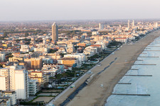 Jesolo im Bundesland Metropolitanstadt Venedig, Italien vom Flugzeug aus