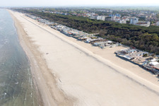 Schrägluftbild von Pinarella im Bundesland Emilia-Romagna, Italien