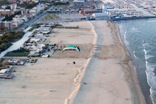 Schrägluftbild von Marina di Ravenna im Bundesland Emilia-Romagna, Italien
