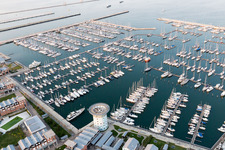 Yachthafen mit Sportboot- Anlegestellen und Bootsliegeplätzen am Uferbereich Porto Turistico 'Marinara' in Marina di Ravenna in Emilia-Romagna, Italien