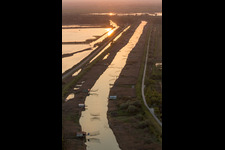 Fischernetze am Molenverlaufes an der Meeres- Küste der Adria in Marina Romea in Emilia-Romagna in Ravenna, Italien