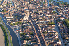 Comacchio im Bundesland Ferrara, Italien aus der Drohnenperspektive