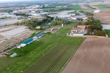 Luftbild von Start- und Landebahn mit Rollfeldgelände des Flugplatz der Pista Aerei Leggeri in Codroipo in Friuli-Venezia Giulia im Bundesland Udine, Italien
