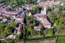 Luftbild von Kirchengebäude des Abtei Abbazia di Santa Maria in Silvis in Sesto Al Reghena in Friuli-Venezia Giulia in Sesto al Reghena im Bundesland Pordenone, Italien