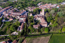 Luftaufnahme von Kirchengebäude des Abtei Abbazia di Santa Maria in Silvis in Sesto Al Reghena in Friuli-Venezia Giulia in Sesto al Reghena im Bundesland Pordenone, Italien