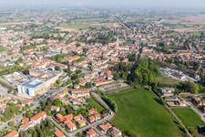 Ortsansicht der Straßen und Häuser der Wohngebiete in San Vito al Tagliamento in Friuli-Venezia Giulia im Bundesland Pordenone, Italien
