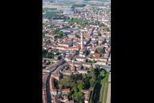 Luftbild von Kirchengebäude der Kathedrale Duomo di San Vito Al Tagliamento in San Vito al Tagliamento in Friuli-Venezia Giulia im Bundesland Pordenone, Italien